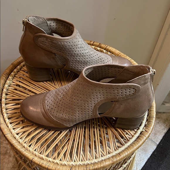 Casta Cap Toe Perforated Cut Out Ankle Boots Sz EU40,US9 - Picture 3 of 8